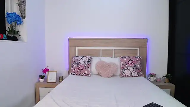 Snapshot of AylinRoss chatting on 12.17.25 AylinRoss online show from 12.17.25