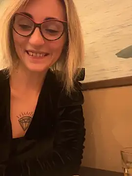 Snapshot of sexy_blondie92 chatting on 12.13.25 sexy blondie92 online show from 12.13.25