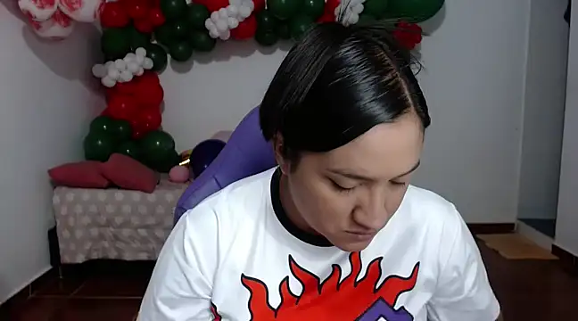 Snapshot of Saracutee1 chatting on 12.14.24 Saracutee1 online show from 12.14.24