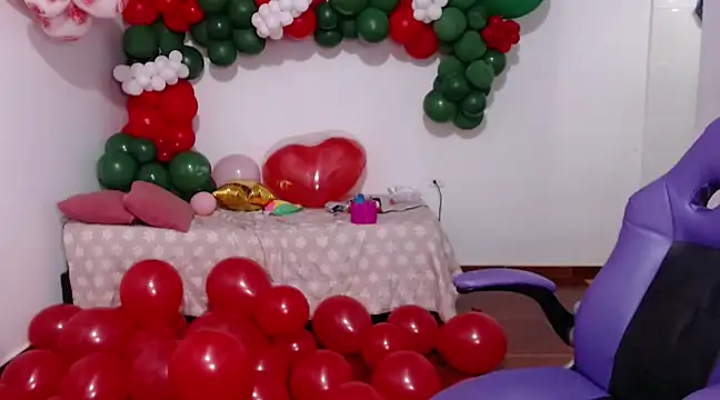 Snapshot of Saracutee1 chatting on 12.14.24 Saracutee1 online show from 12.14.24