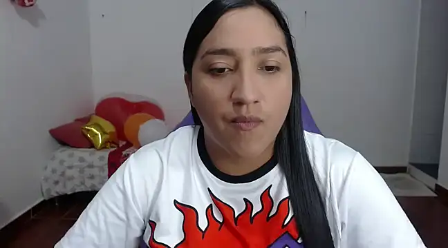 Snapshot of Saracutee1 chatting on 12.30.24 Saracutee1 online show from 12.30.24