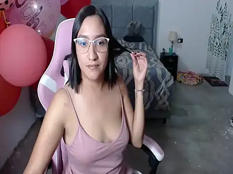 Snapshot of Saracutee1 chatting on 11.18.25 Saracutee1 online show from 11.18.25