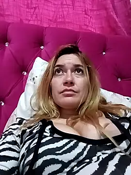 Snapshot of Izury_Blondee chatting on 02.10.25 Izury Blondee online show from 02.10.25