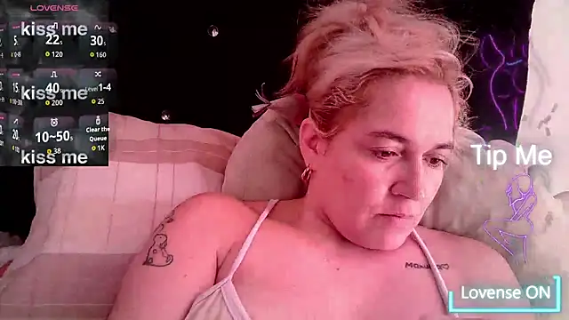 Snapshot of Izury_Blondee chatting on 10.25.25 Izury Blondee online show from 10.25.25