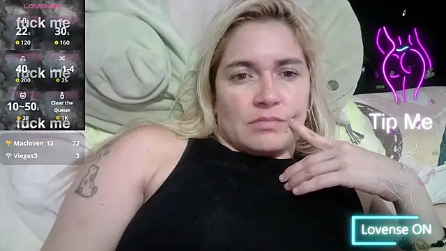 Snapshot of Izury_Blondee chatting on 11.10.25 Izury Blondee online show from 11.10.25