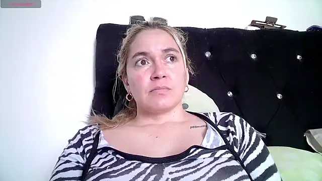 Snapshot of Izury_Blondee chatting on 11.17.25 Izury Blondee online show from 11.17.25