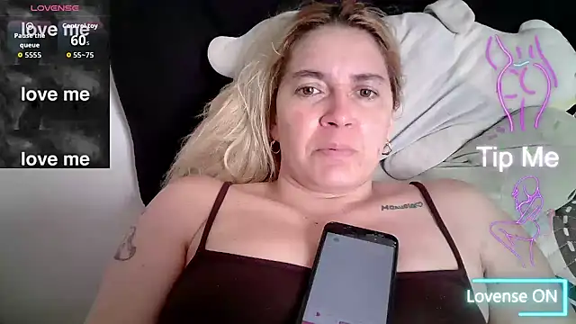 Snapshot of Izury_Blondee chatting on 11.21.25 Izury Blondee online show from 11.21.25