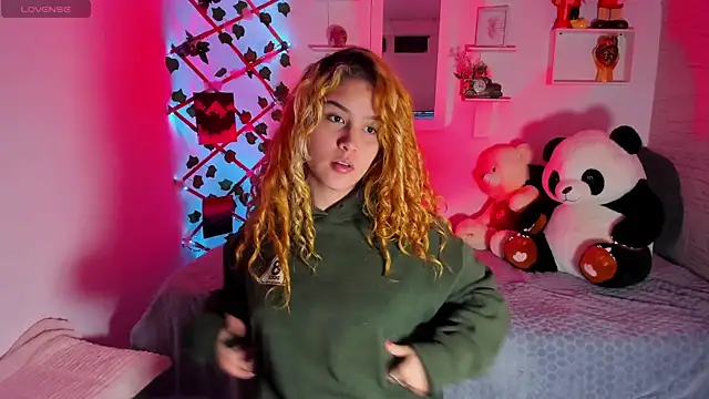 Snapshot of Elena-Rosse chatting on 10.11.25 Elena-Rosse online show from 10.11.25