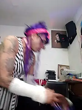 Snapshot of Mune_Raez_6 chatting on 11.27.25 Mune Raez 6 online show from 11.27.25