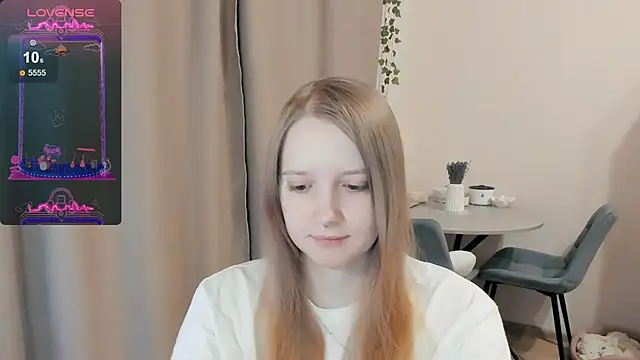 Snapshot of Alyaley chatting on 10.07.25 Alyaley online show from 10.07.25