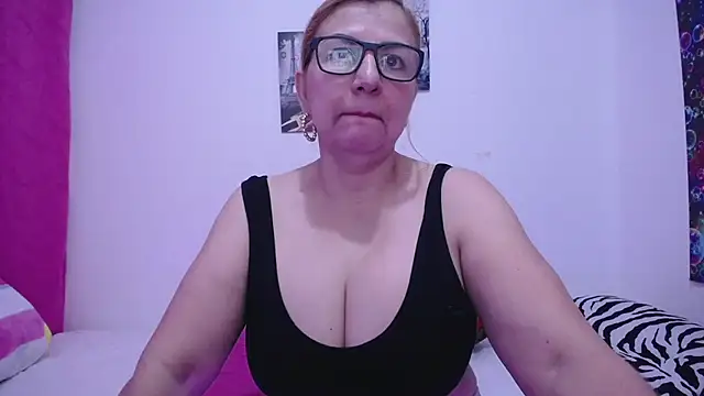 Snapshot of razzisweet chatting on 01.22.25 razzisweet online show from 01.22.25