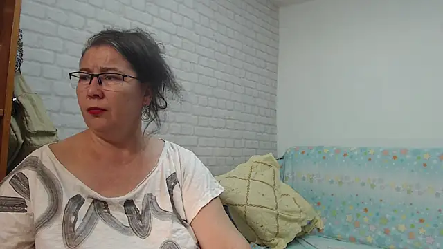 Snapshot of EmmaSquirt chatting on 12.26.24 EmmaSquirt online show from 12.26.24