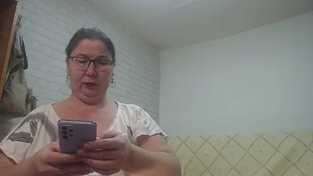 Snapshot of EmmaSquirt chatting on 02.13.25 EmmaSquirt online show from 02.13.25