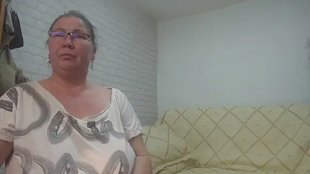 Snapshot of EmmaSquirt chatting on 02.13.25 EmmaSquirt online show from 02.13.25