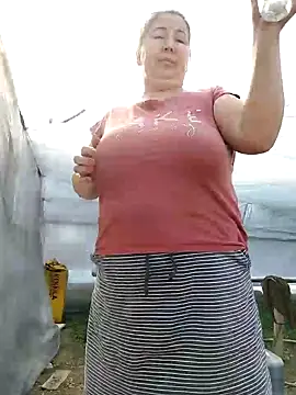 Snapshot of EmmaSquirt chatting on 02.26.25 EmmaSquirt online show from 02.26.25