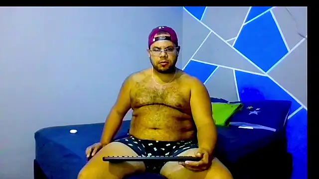 Snapshot of Evert_hairyboy chatting on 12.14.25 Evert hairyboy online show from 12.14.25