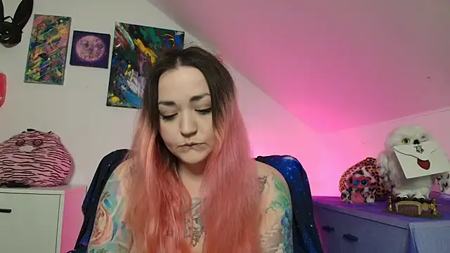 Snapshot of PinkHurricaneOfficial chatting on 02.16.26 PinkHurricaneOfficial online show from 02.16.26