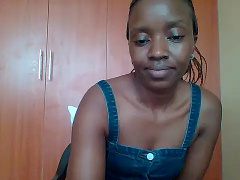 Snapshot of sexy_darleen23 chatting on 10.28.25 sexy darleen23 online show from 10.28.25