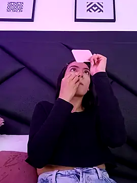 Snapshot of Julie_Bennet chatting on 10.18.25 Julie Bennet online show from 10.18.25