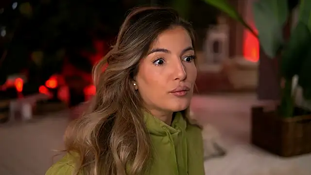 Snapshot of KellyMathews chatting on 12.22.25 KellyMathews online show from 12.22.25