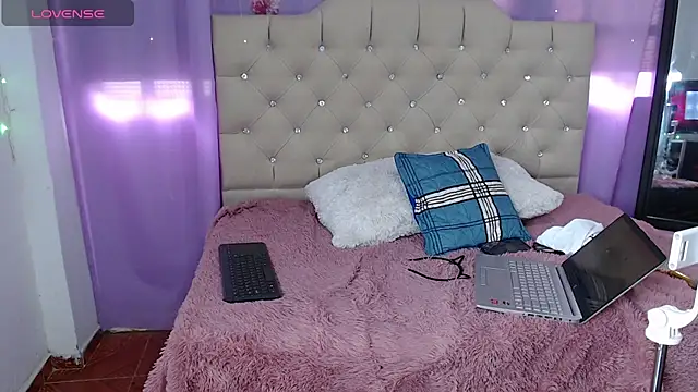 Snapshot of ameliefederline11 chatting on 03.18.25 ameliefederline11 online show from 03.18.25