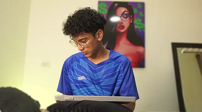 Snapshot of harrytwink18 chatting on 12.12.24 harrytwink18 online show from 12.12.24