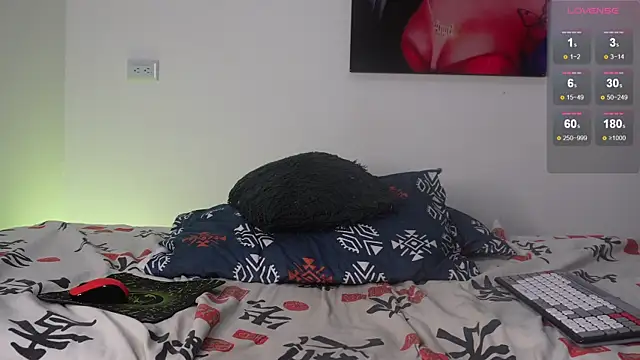 Snapshot of harrytwink18 chatting on 12.20.24 harrytwink18 online show from 12.20.24