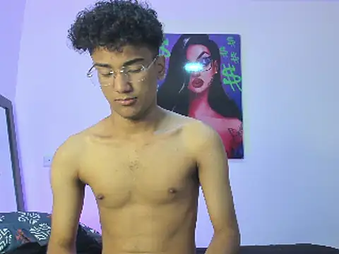 Snapshot of harrytwink18 chatting on 02.24.25 harrytwink18 online show from 02.24.25