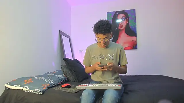 Snapshot of harrytwink18 chatting on 03.19.25 harrytwink18 online show from 03.19.25