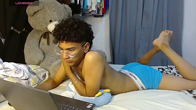 harrytwink18 online show from 04.14.26