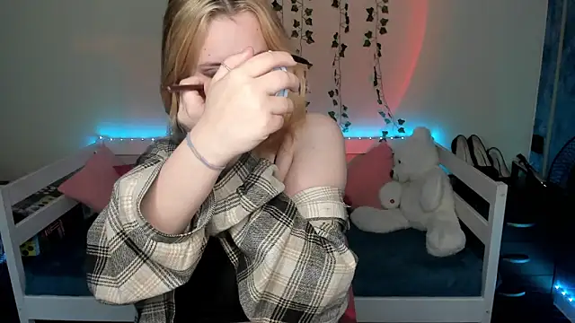 Snapshot of Emily_Gin chatting on 10.10.25 Emily Gin online show from 10.10.25