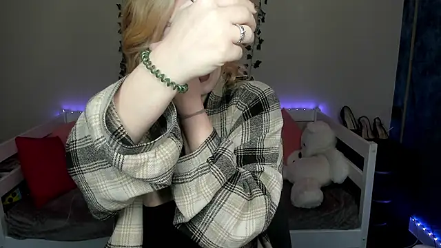 Snapshot of Emily_Gin chatting on 11.19.25 Emily Gin online show from 11.19.25