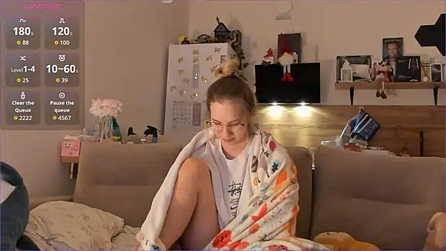 Girl alone home online show from 01.15.26