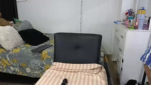 Snapshot of charlotte_077 chatting on 11.25.25 charlotte 077 online show from 11.25.25