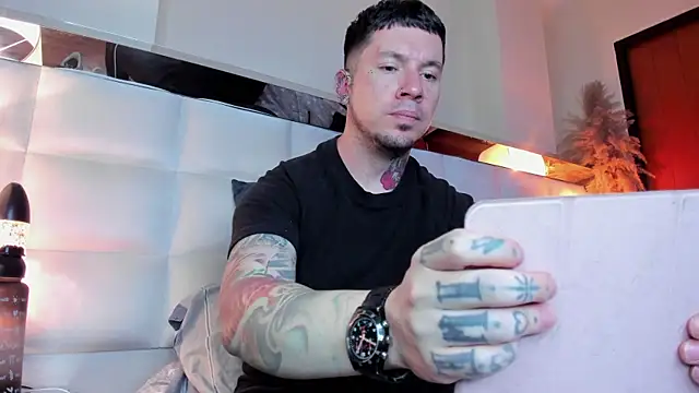 Snapshot of Adam_tatto chatting on 11.25.25 Adam tatto online show from 11.25.25