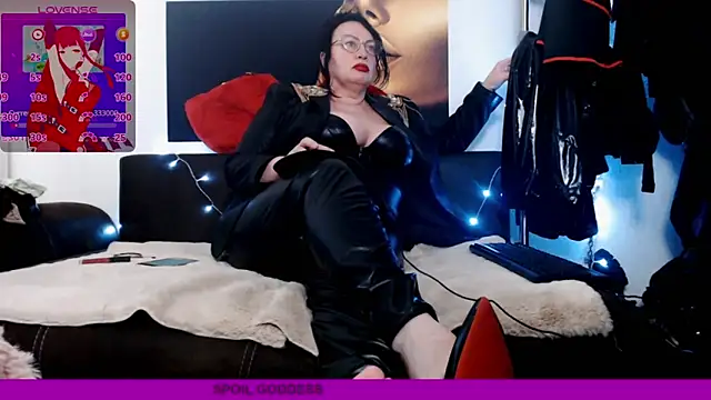 Snapshot of NannaGlossa chatting on 09.29.25 NannaGlossa online show from 09.29.25