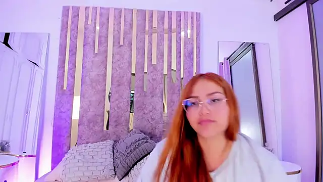 Snapshot of LeahxBarker chatting on 03.18.25 LeahxBarker online show from 03.18.25