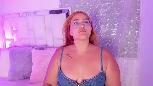 Snapshot of LeahxBarker chatting on 09.18.25 LeahxBarker online show from 09.18.25