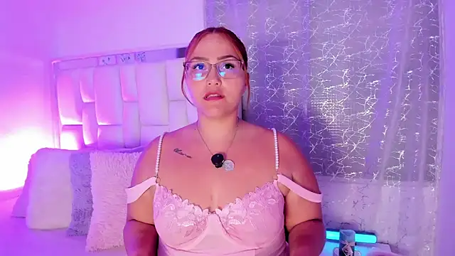 Snapshot of LeahxBarker chatting on 02.17.26 LeahxBarker online show from 02.17.26