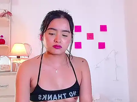 Snapshot of naissha- chatting on 02.19.25 naissha- online show from 02.19.25