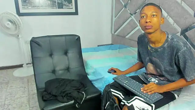 EvaxEmma online show from 11.25.25