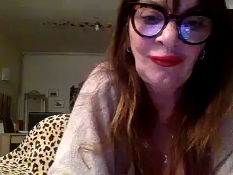 Snapshot of gildamilf chatting on 01.11.25 gildamilf online show from 01.11.25