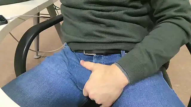 Snapshot of alessandroman2114 chatting on 02.04.26 alessandroman2114 online show from 02.04.26