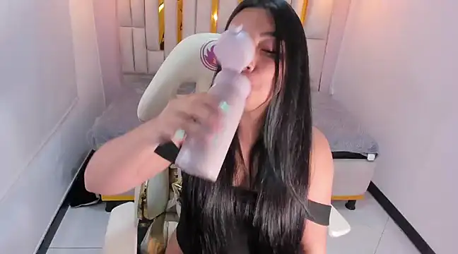 Snapshot of Karla_hernandez_ chatting on 03.10.25 Karla hernandez online show from 03.10.25