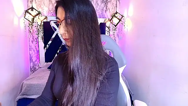 Snapshot of Karla_hernandez_ chatting on 10.18.25 Karla hernandez online show from 10.18.25