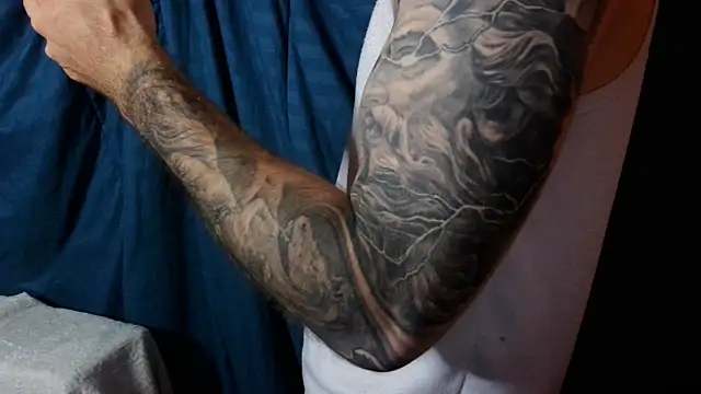 Snapshot of Kenner_fox77 chatting on 12.24.24 Kenner fox77 online show from 12.24.24