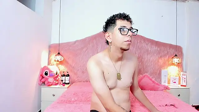 Derek and Skarlet online show from 12.05.25