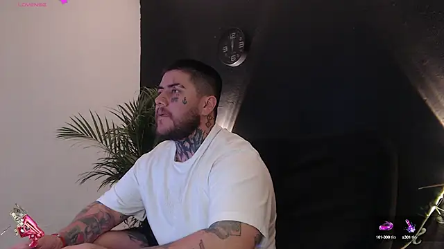 Snapshot of Ash_gusbig chatting on 02.25.25 Ash gusbig online show from 02.25.25