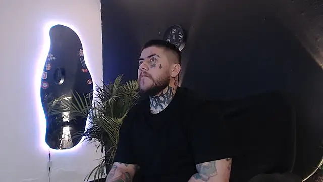 Snapshot of Ash_gusbig chatting on 03.18.25 Ash gusbig online show from 03.18.25