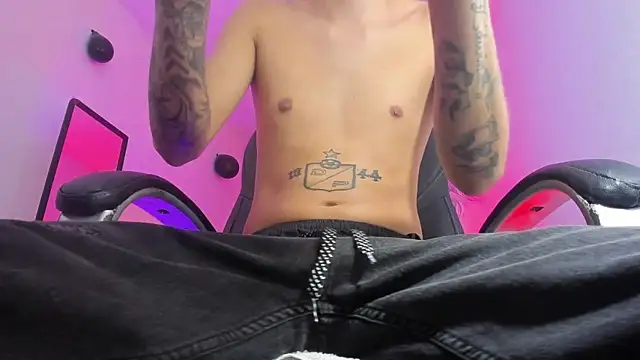 Snapshot of FrannBoy chatting on 03.01.25 FrannBoy online show from 03.01.25